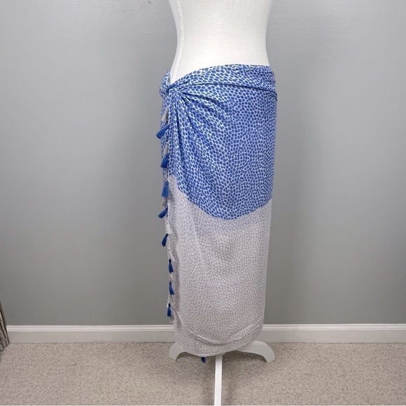 Banana Republic Factory blue gray print tassel trimmed sheer scarf, 33”x80”. - Picture 4 of 7